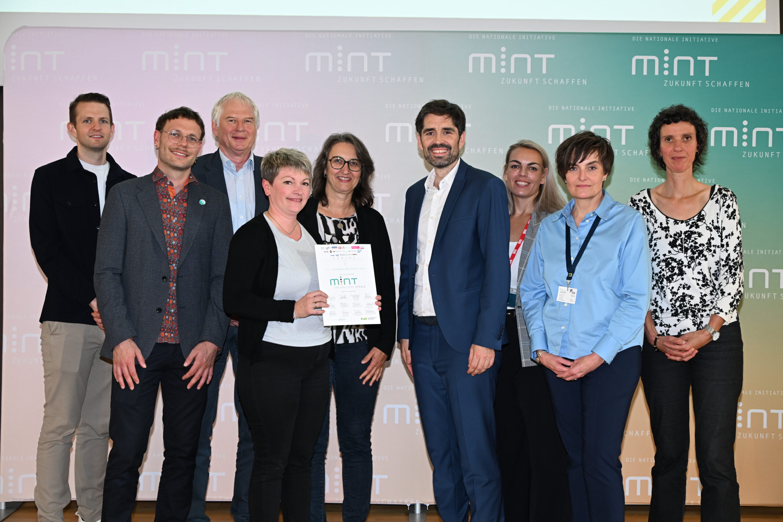 Auf dem Foto bei der Urkundenübergabe zu sehen sind v.l.n.r.: Markus Fleige (Technik Begeistert), Karl Wilhelm (Christiani), Dr. Peter Emde (VDI RLP), Natalie Roor, Nicole Falkenbach, Bildungsminister RLP Sven Teuber, Janin Burgund (Deutsche Bahn), Claudia Werum (VBI | TGA Planpartner), Sabine Becker (MINT Zukunft).